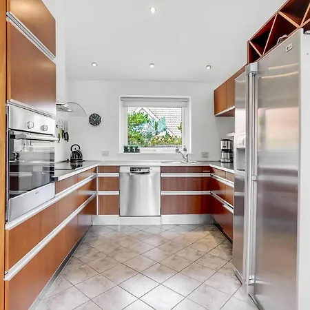 Stunning In Romo With Kitchen